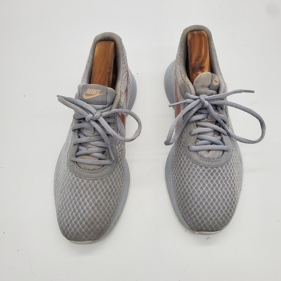 Nike Tanjun Gray Rose Gold Metallic Running Training Shoes Womens Size 8 - Picture 3 of 11